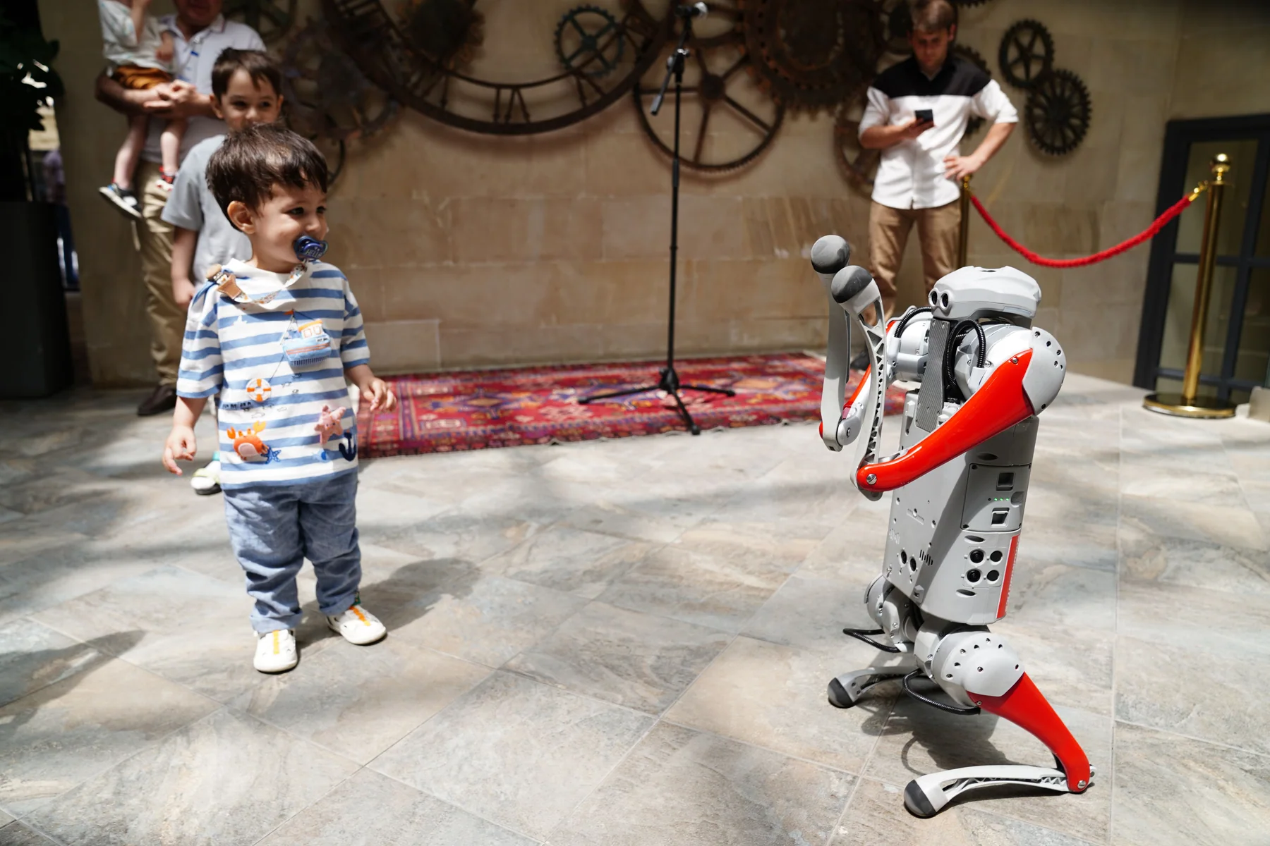 Tahir Xəlfəquliyev / Pexels — Concept robot interaction with an event audience